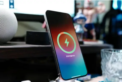 伊州苹果15换屏服务分享用什么充电器给iPhone15充电更好 
